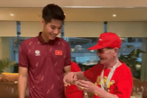 Tuyen thu U22 Viet Nam duoc ong ngoai 'thuong nong' hinh anh