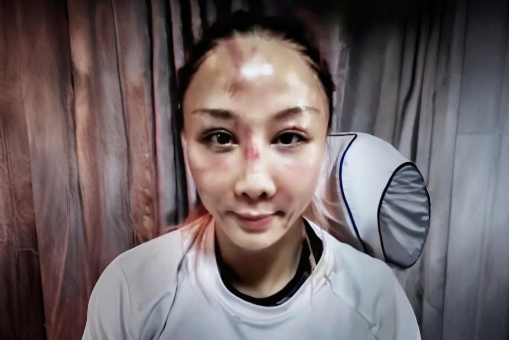 Nu giam doc Trung Quoc bo viec, di thi tat den bien dang mat hinh anh