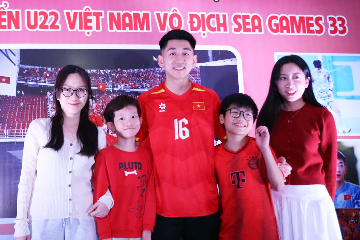 35 mam co an mung HCV SEA Games 33 cua gia dinh cau thu U22 Viet Nam hinh anh