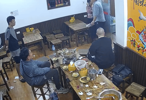 Khach Trung Quoc say xin, lao vao sam so nu chu quan an o Ha Noi hinh anh