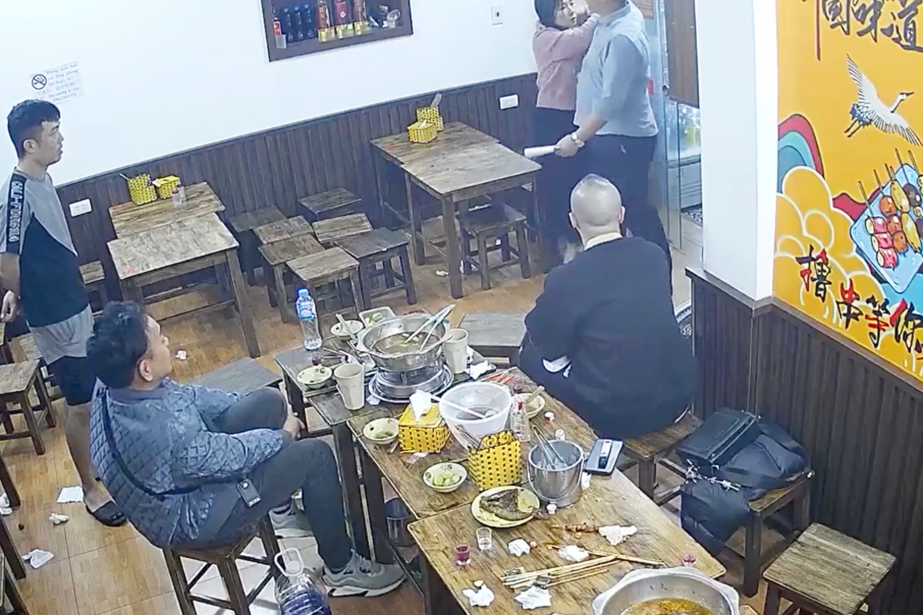 Nam thuc khach Trung Quoc sam so nu chu quan an o Ha Noi hinh anh