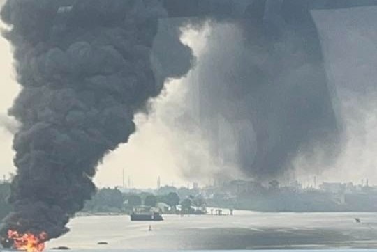 Du thuyen boc chay tren song Sai Gon hinh anh