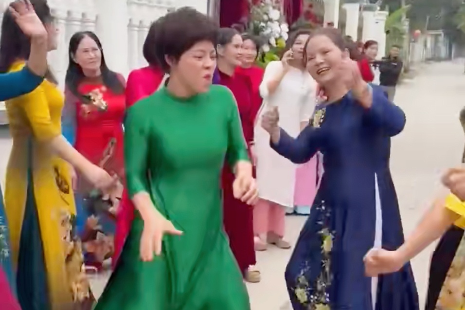 Bo me, nguoi than co dau chu re cung 'quay' trong dam cuoi gay bao mang xa hoi hinh anh