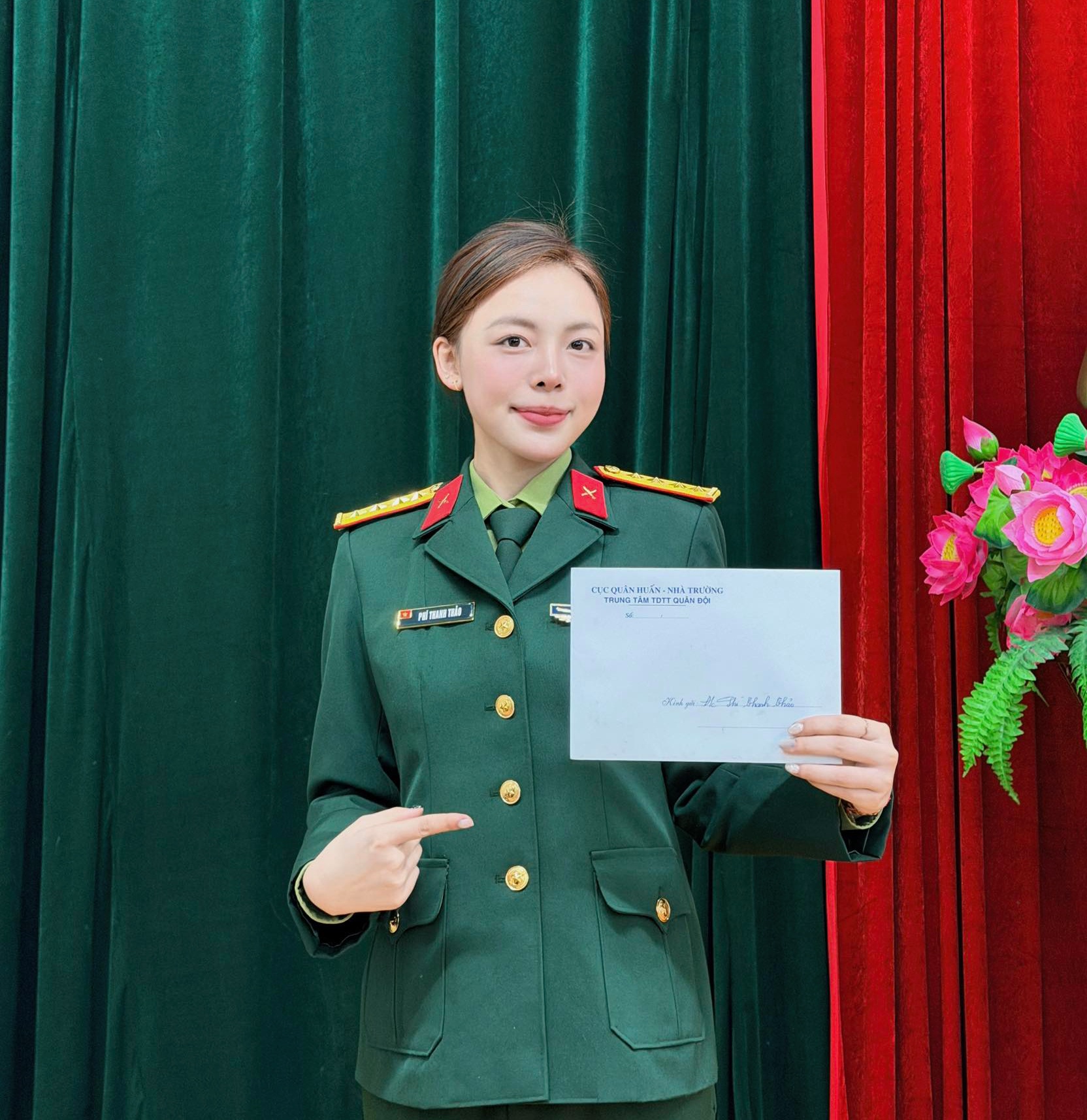 hoa khôi bắn súng ảnh 1 hoa khoi ban sung anh 1