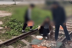 Cong an xu phat gia dinh noi lua, nuong do an tren duong ray hinh anh