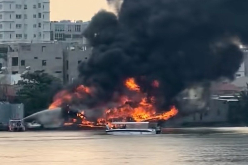 Can canh chay du thuyen tren song Sai Gon hinh anh