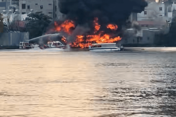 Du thuyen boc chay tren song Sai Gon hinh anh