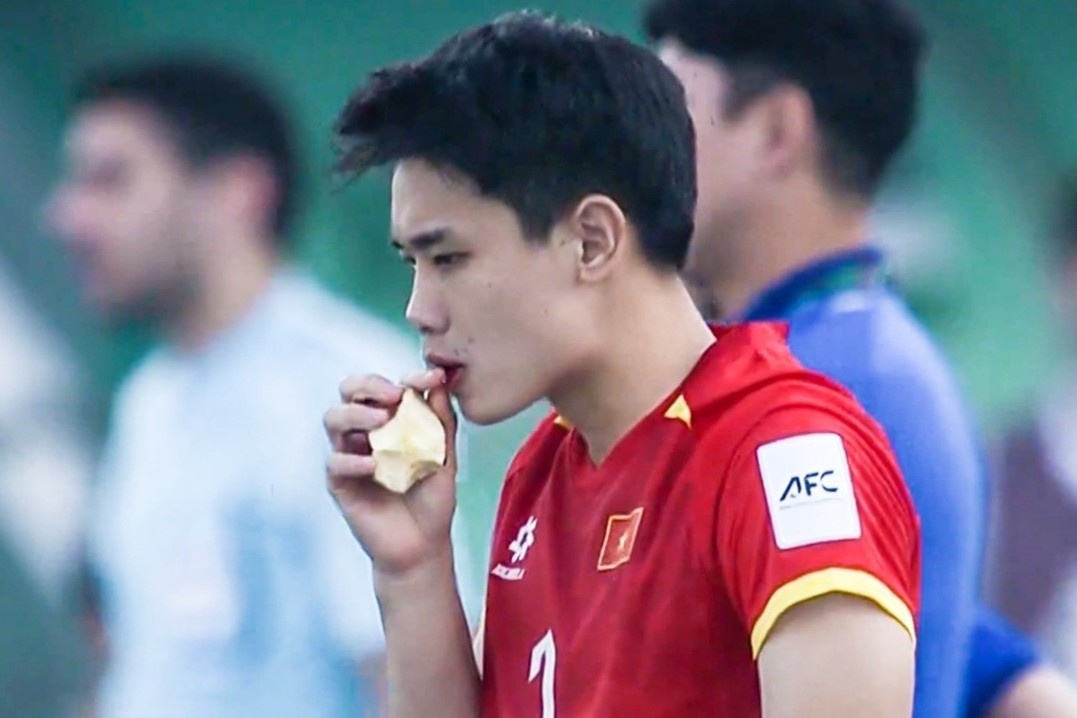 Anh che Dinh Bac 'mukbang' lan truyen sau tran thang U23 Jordan hinh anh