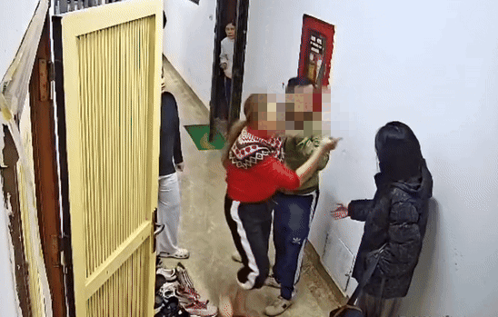 Nguoi phu nu bi hang xom tan cong, chui boi vi to cao hanh vi sam so hinh anh