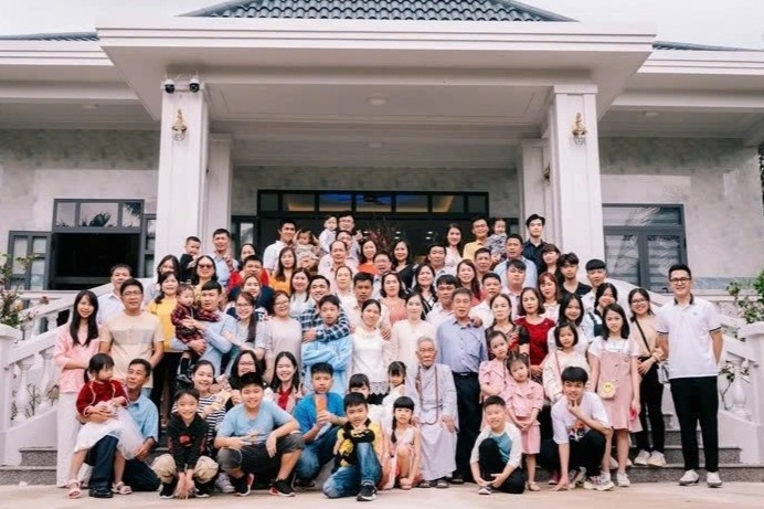 Bo anh dai gia dinh gan 100 nguoi gay sot, chup suot 22 nam hinh anh