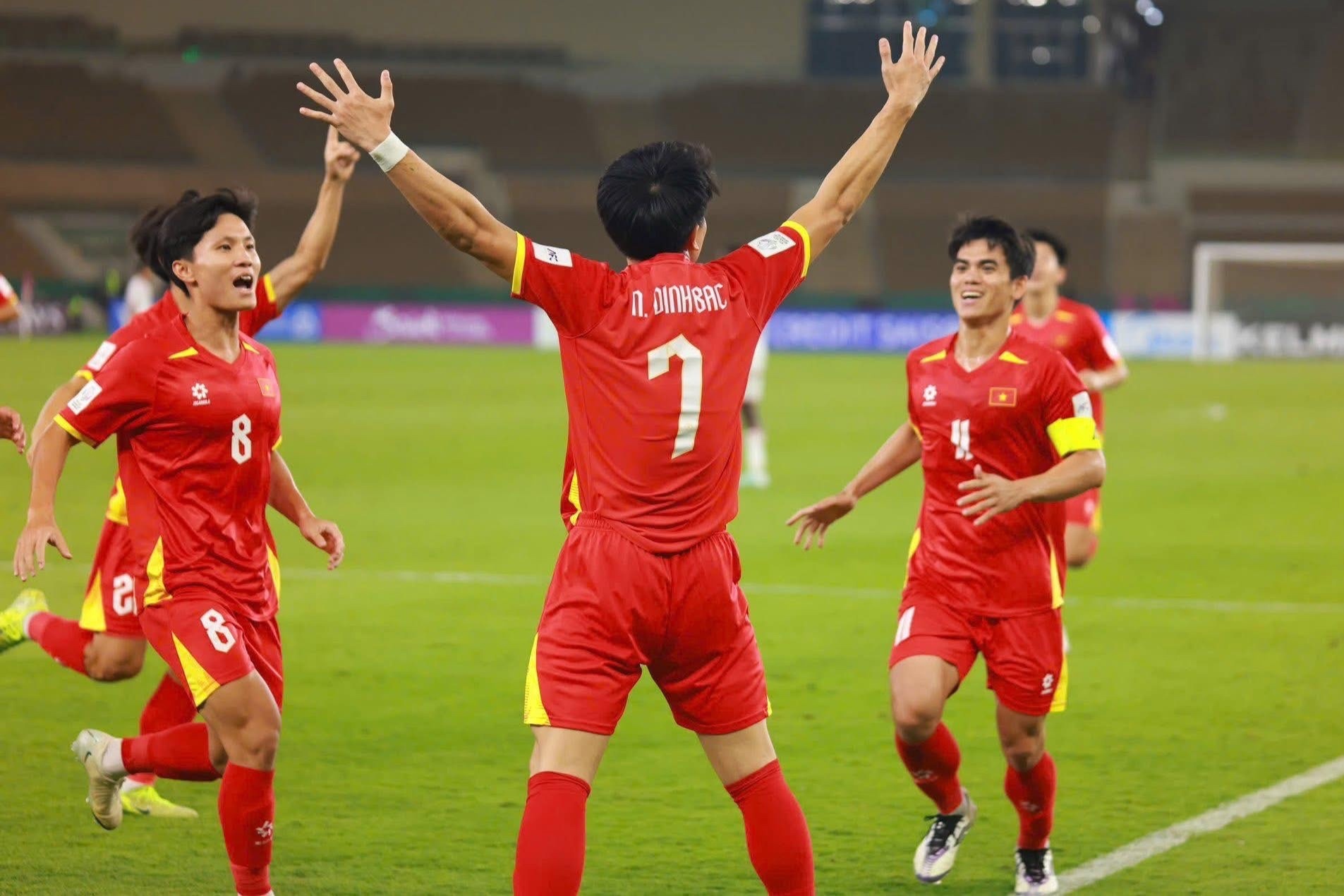 Dinh Bac chia se pha an mung 'siu' ngay sau tran thang U23 UAE hinh anh