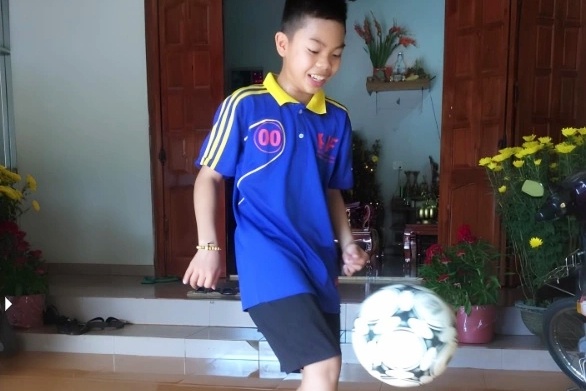 Man tang bong dieu nghe cua tien dao Le Phat nam 10 tuoi hinh anh