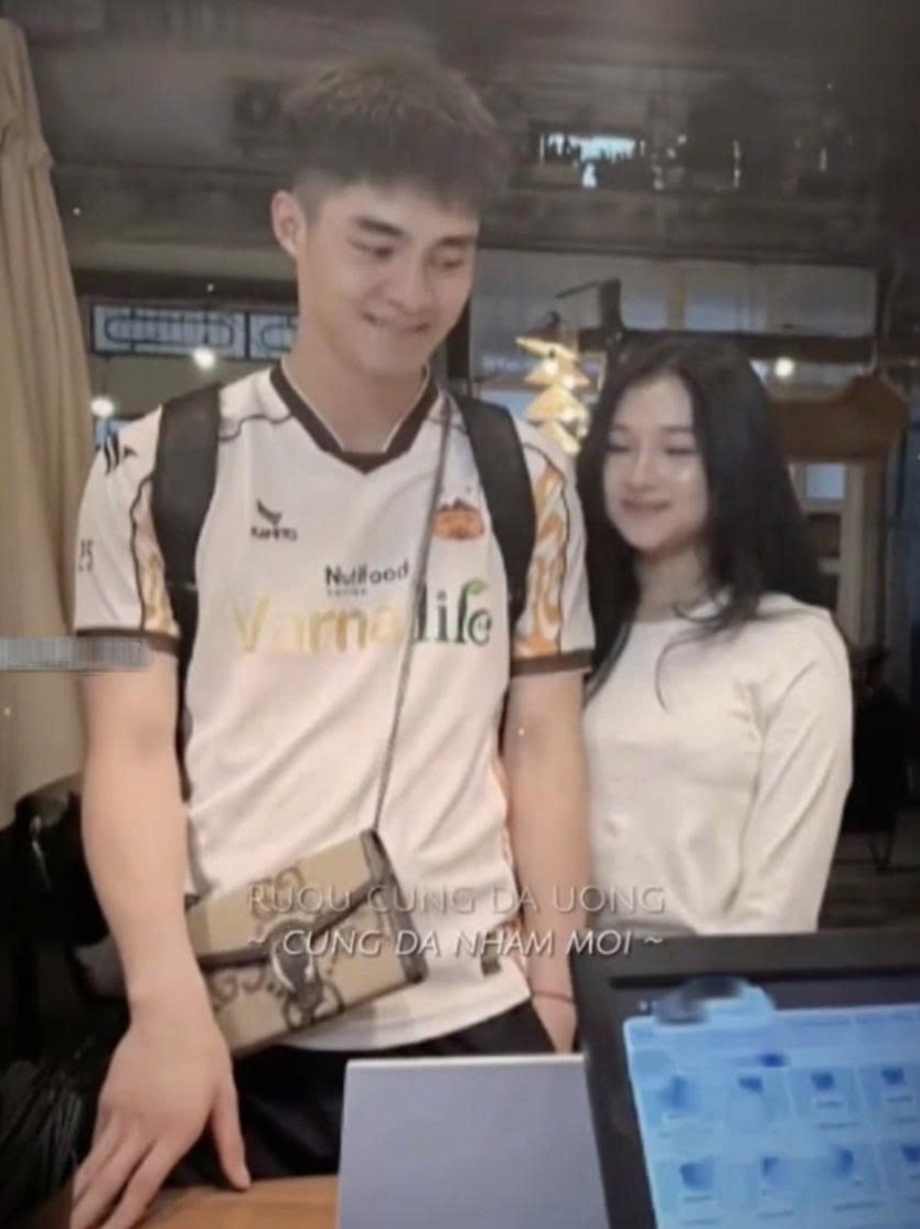 ban gai cau thu anh 10