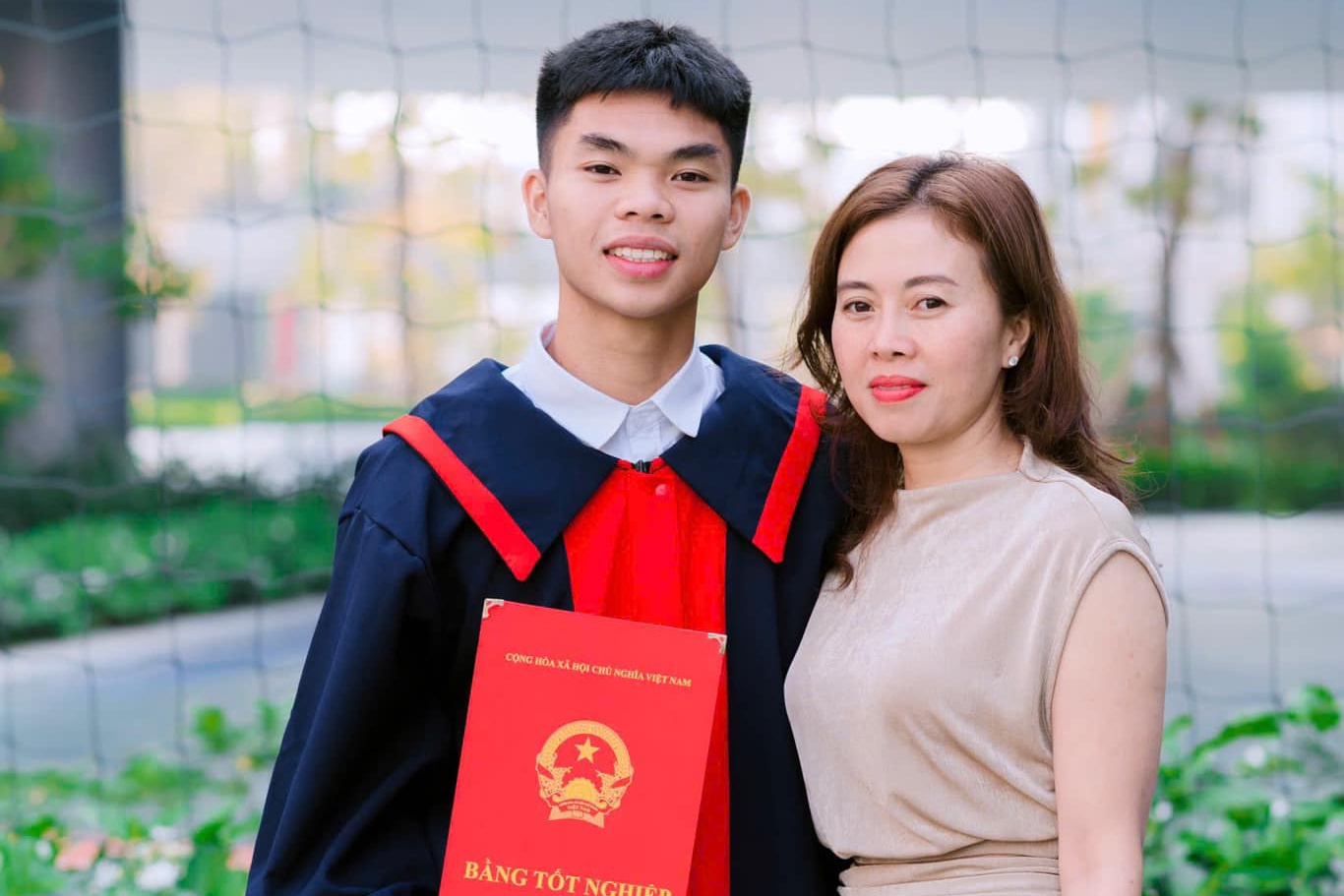 Nguoi me ganh uoc mo bong da cua Le Phat: Nghe con chon, con phai chiu hinh anh