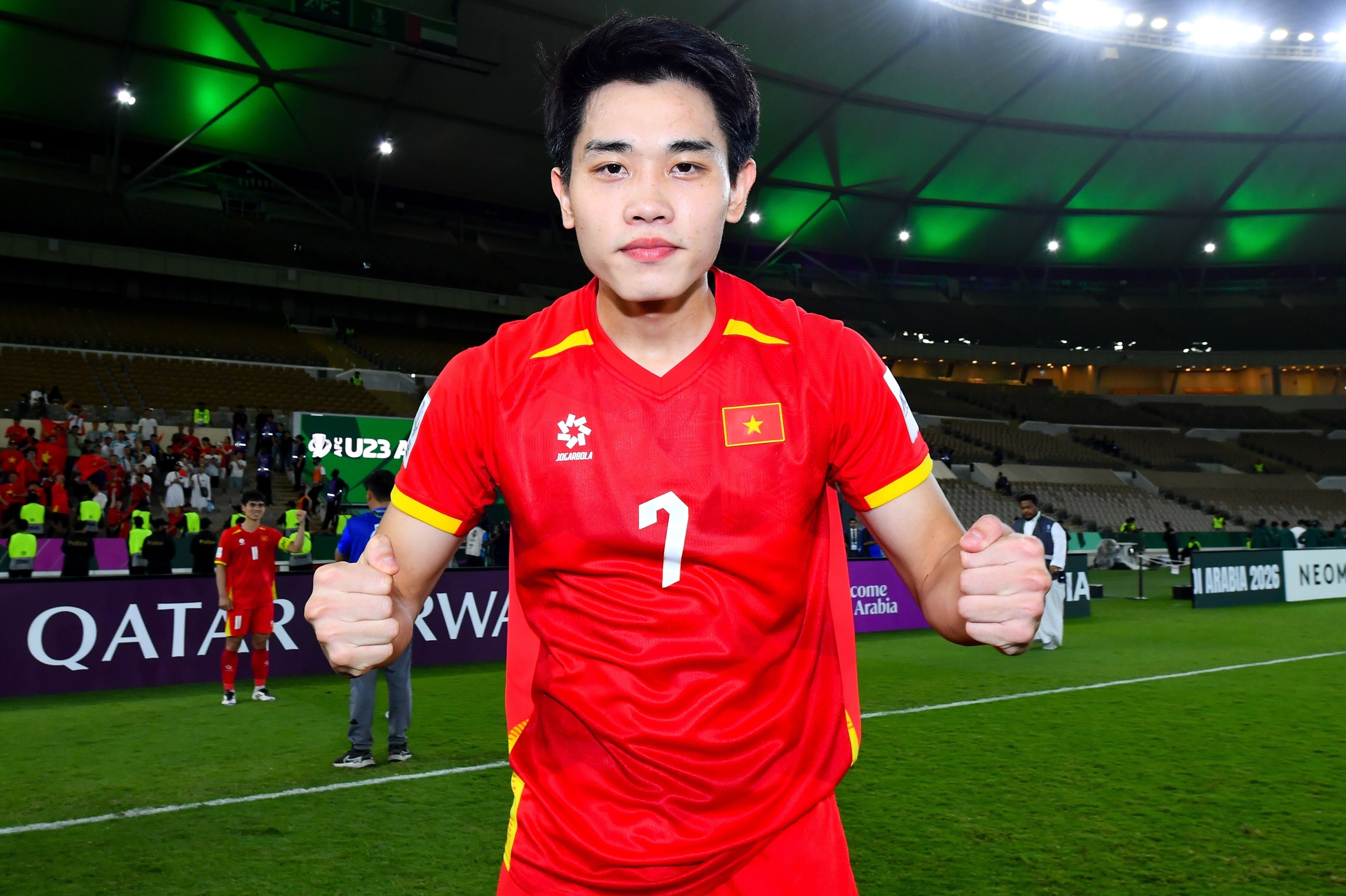 Ca lang Dinh Bac lap man hinh LED giua san bong da, cho xem ban ket hinh anh