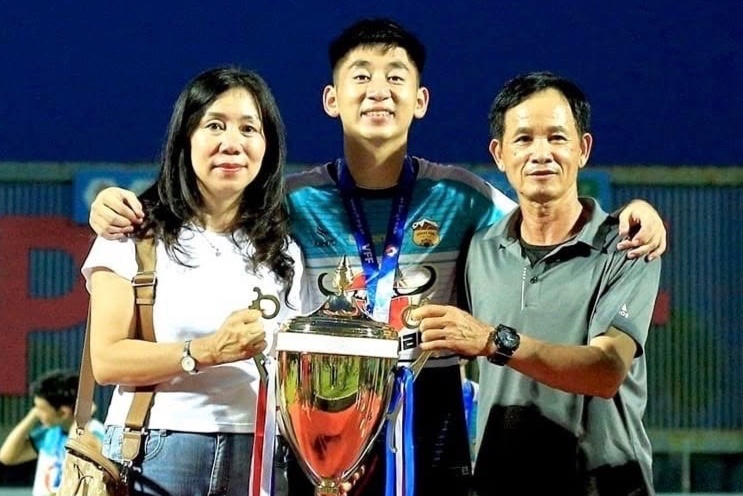 Me Nhat Minh gui mi tom, canh dao 'tiep lua' con trai truoc ban ket hinh anh