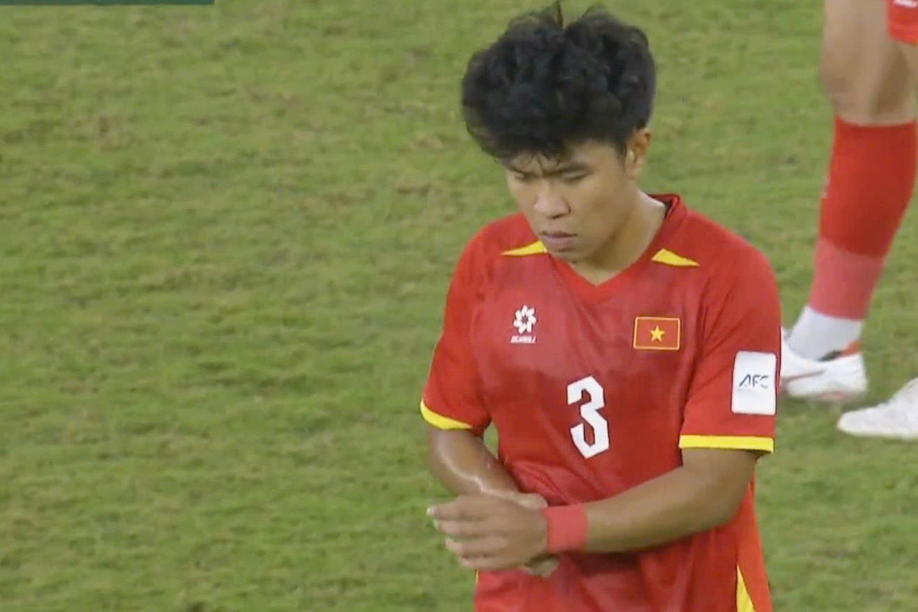 Ly Duc xin loi hinh anh