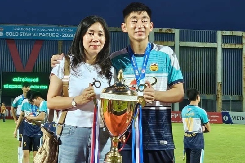 Me Nhat Minh gui mi tom, canh dao 'tiep lua' con trai truoc ban ket hinh anh