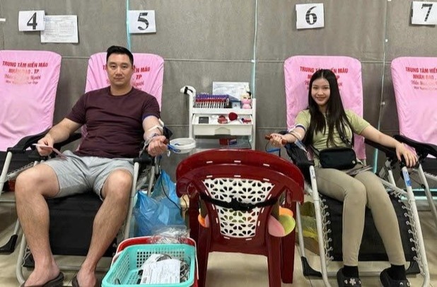 Vo chong tre 'dat tay' cung hien mau, 17 lan hien trong hon 2 nam hinh anh