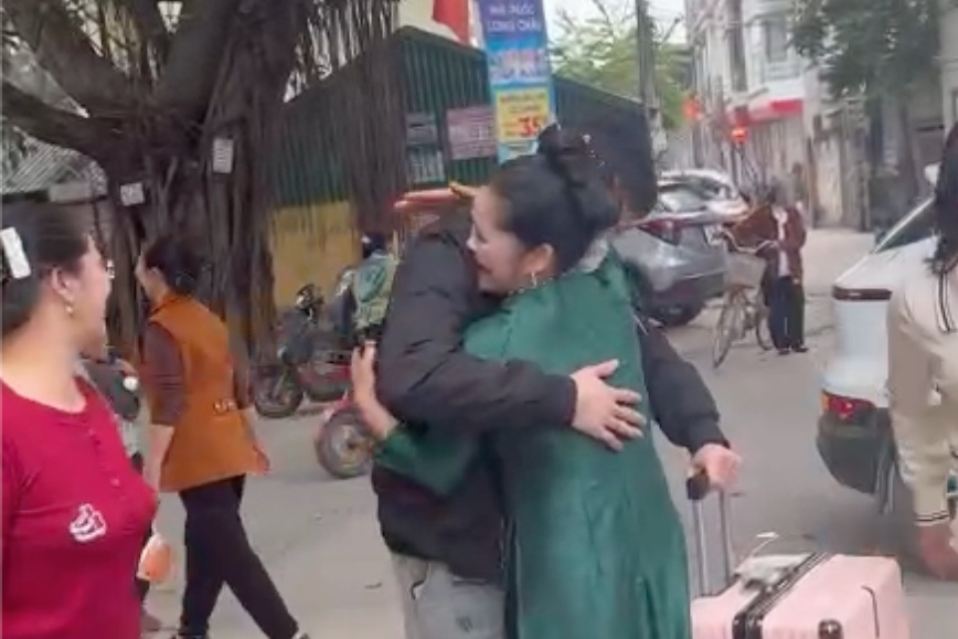 Nguoi me vo oa khi gap lai con trai xa nha 2 nam hinh anh