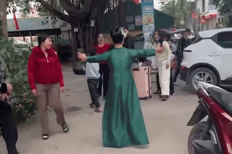 Me om cham con trai bi mat ve nha sau 2 nam o Nhat Ban hinh anh