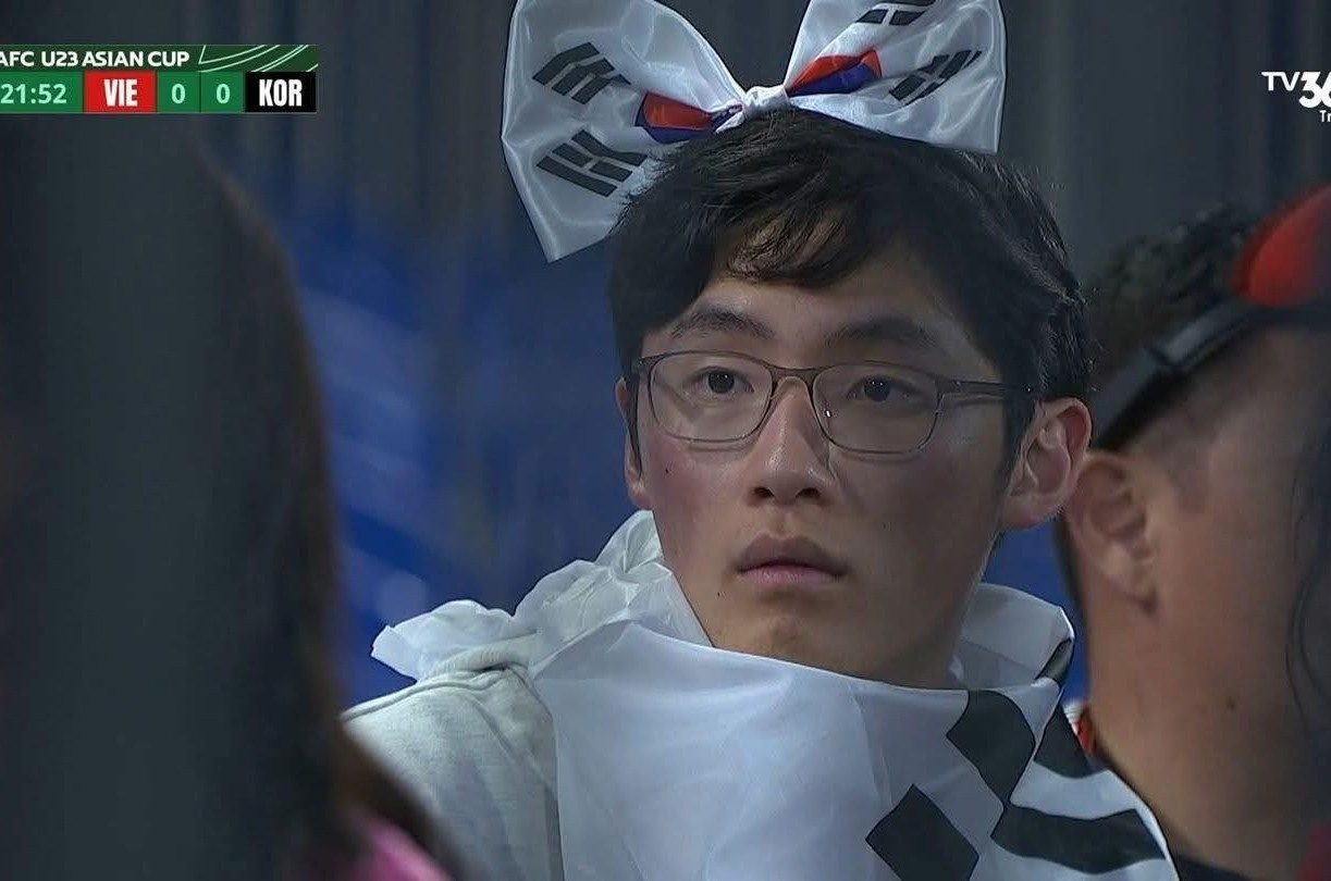 Bieu cam ngo ngac cua CDV U23 Han Quoc gay bao mang hinh anh