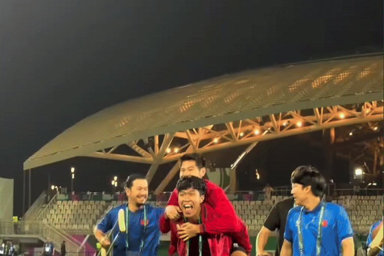 Ly Duc cong Hieu Minh xuong san an mung cung U23 Viet Nam hinh anh