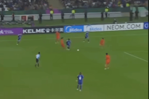 Cảnh cầu thủ U23 Nhật Bản nhào lộn đứng dậy sau va chạm bất ngờ viral