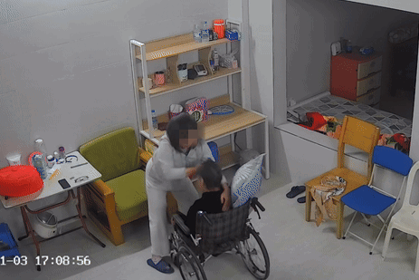 Xem camera, con trai sốc vì phát hiện mẹ 82 tuổi bị giúp việc bạo hành