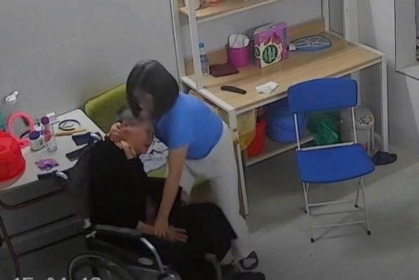 Khoi to nu giup viec bao hanh cu ba 82 tuoi o Ha Noi hinh anh