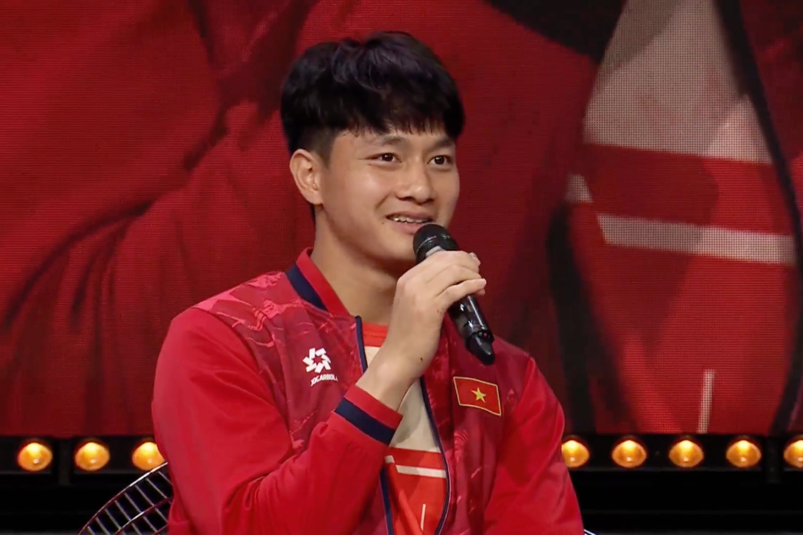 Phan ung hai huoc cua thu mon Cao Van Binh khi duoc hoi ve ban gai hinh anh