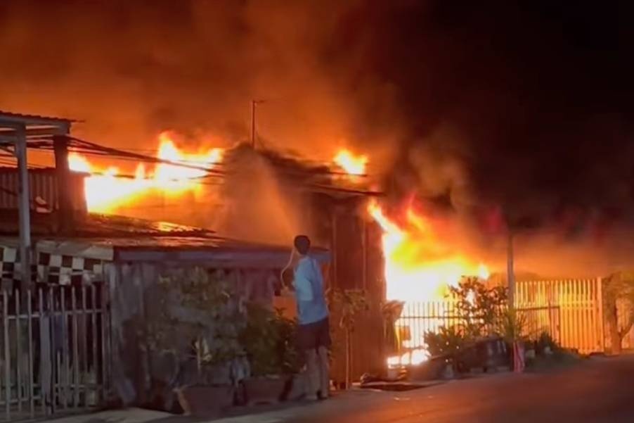 Nha dan boc chay du doi, bo doi lao vao dap lua cuu nguy hinh anh