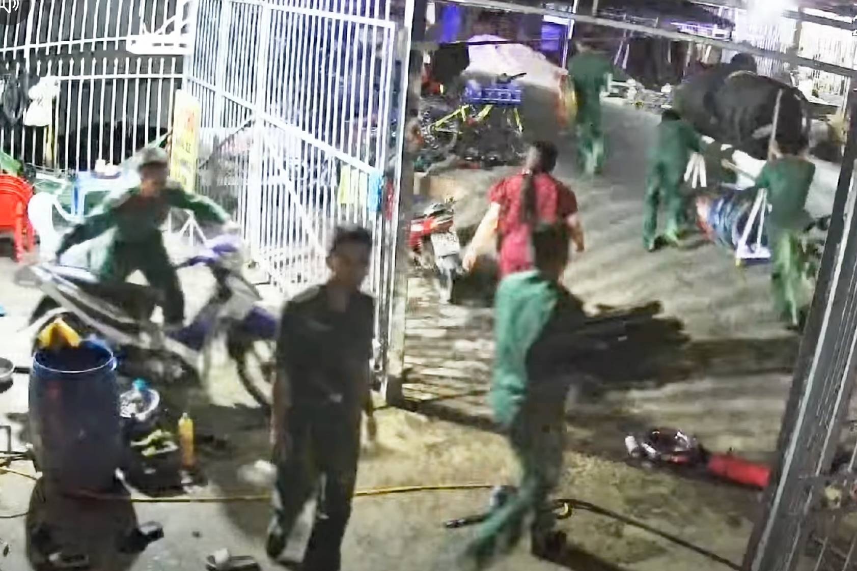 Hang chuc bo doi xong vao giup nguoi dan chua chay, di doi tai san hinh anh