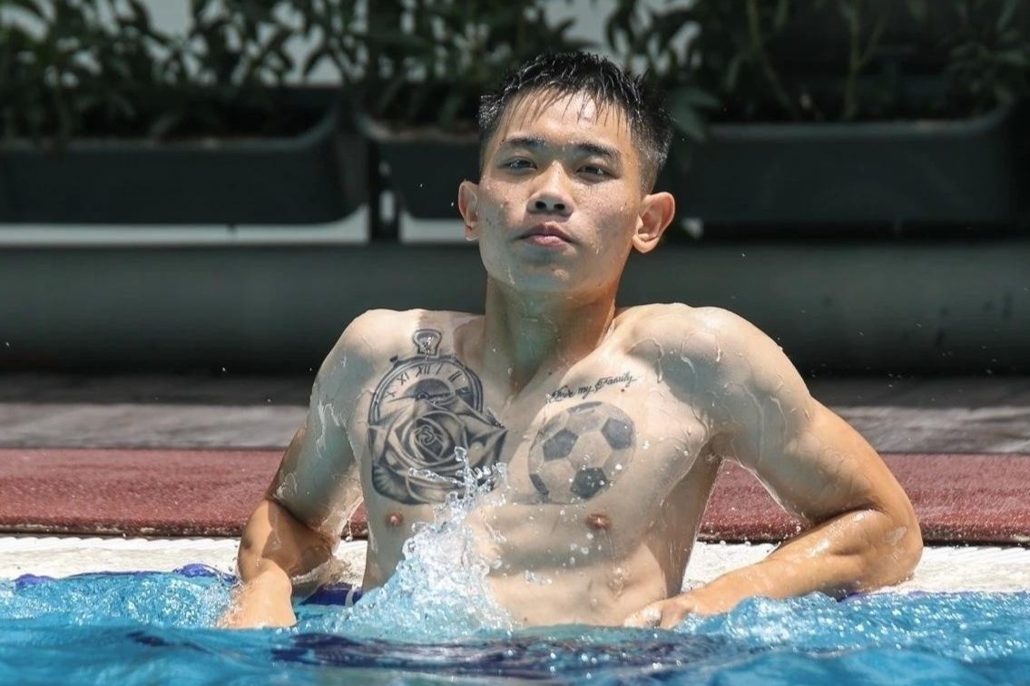 Dinh Bac tuong tac de thuong voi fan nu hinh anh