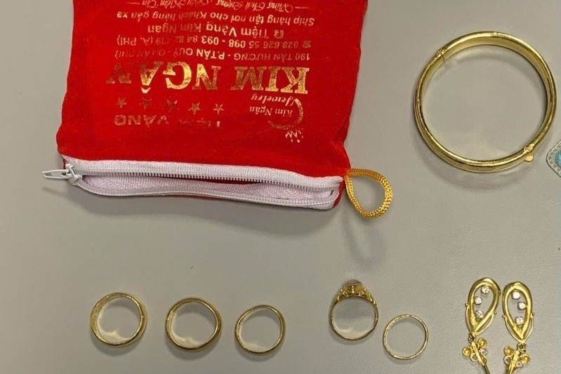 Hanh khach bo quen tui xach chua vang tai san bay o Hue hinh anh