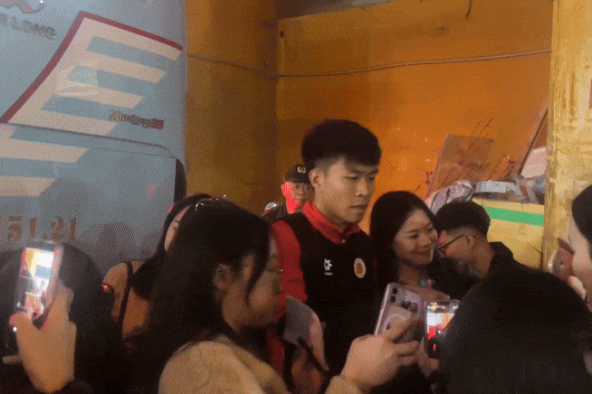 Fan nu vay kin Ly Duc o san Hang Day hinh anh