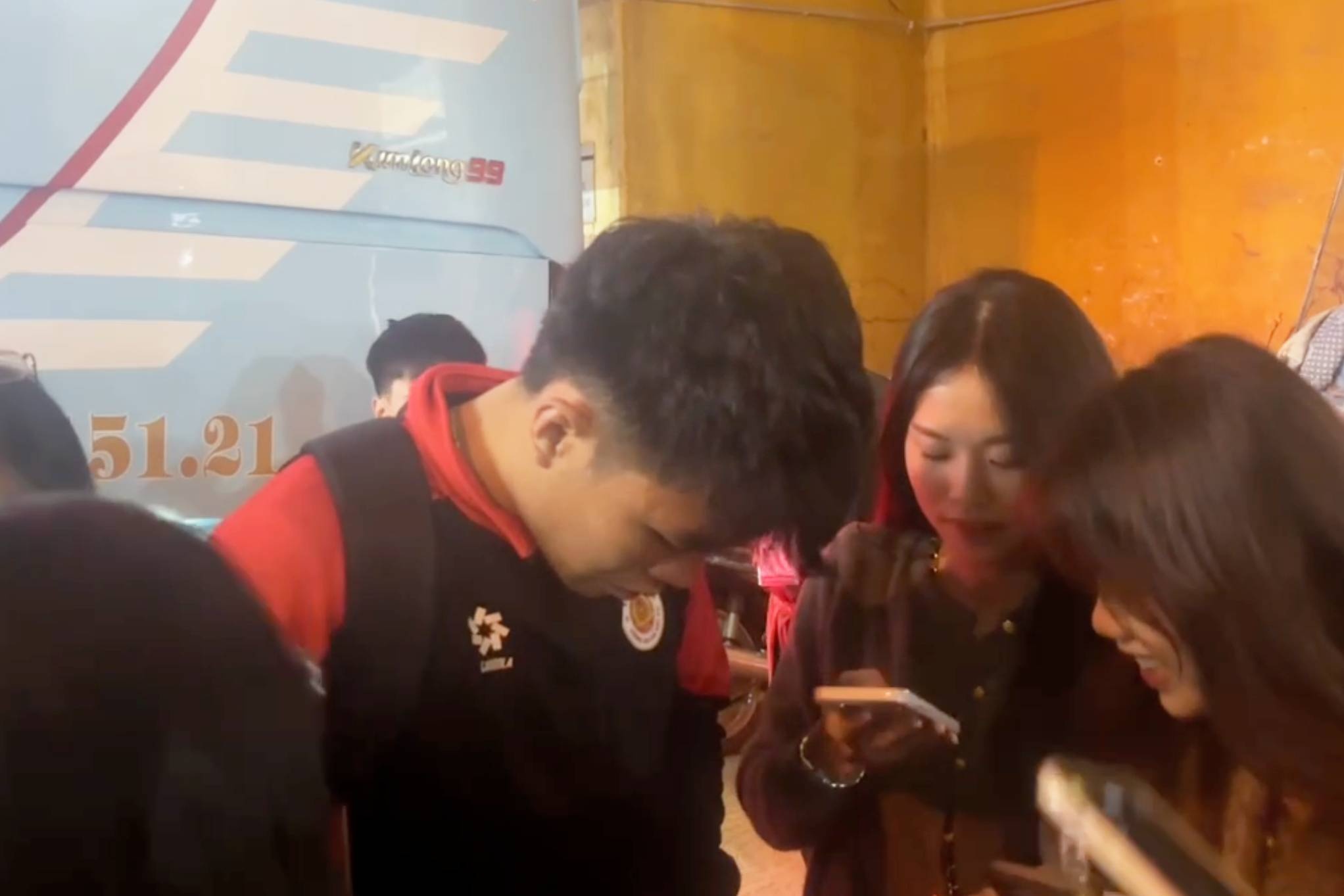 Ly Duc bi fan nu vay kin o san Hang Day hinh anh