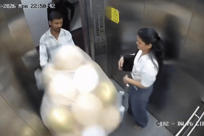 Giay phut kinh hoang khi chum bong bay phat no trong thang may hinh anh