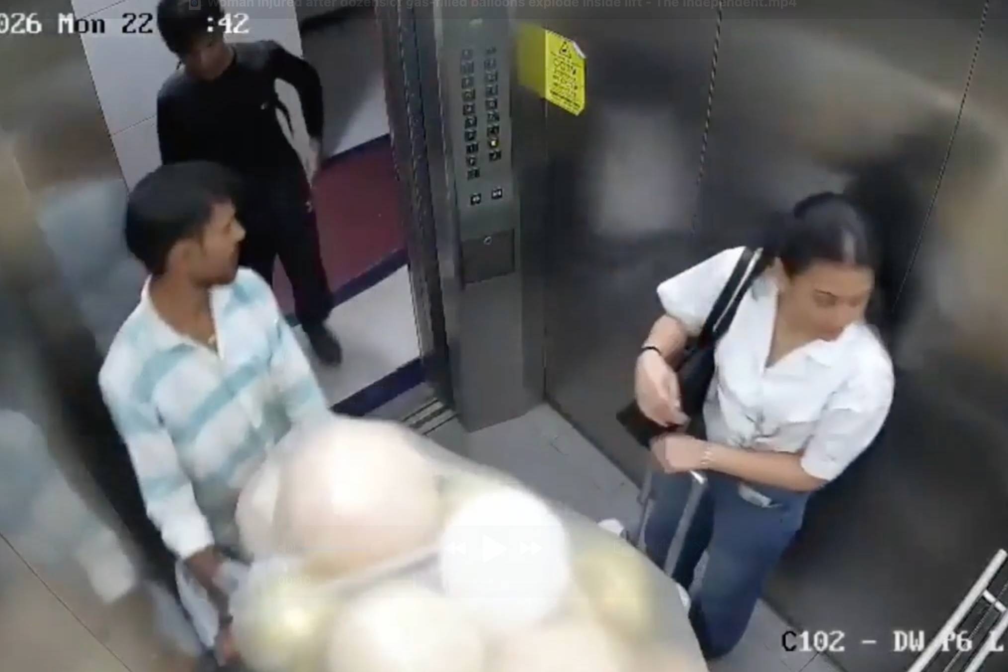 Khoanh khac chum bong bay bat ngo phat no trong thang may hinh anh