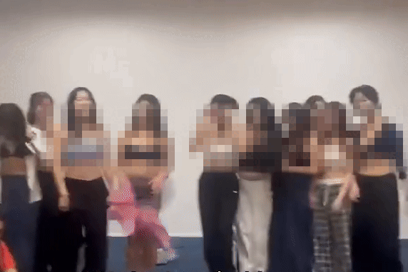 Cong ty gay soc khi cho nhan vien mac noi y, di catwalk o van phong hinh anh