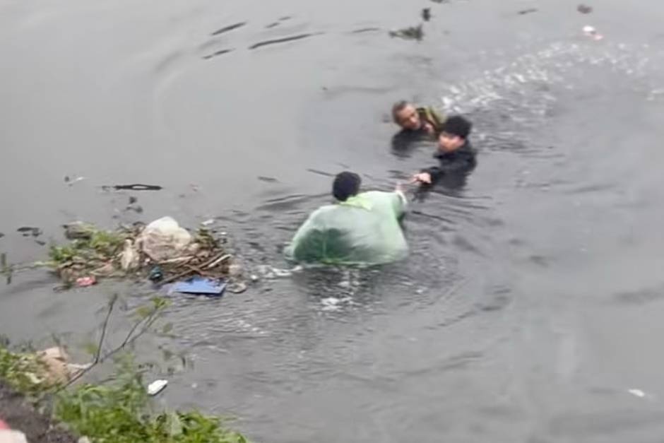 Chang trai cuu cu ong roi xuong song giua troi ret buot hinh anh