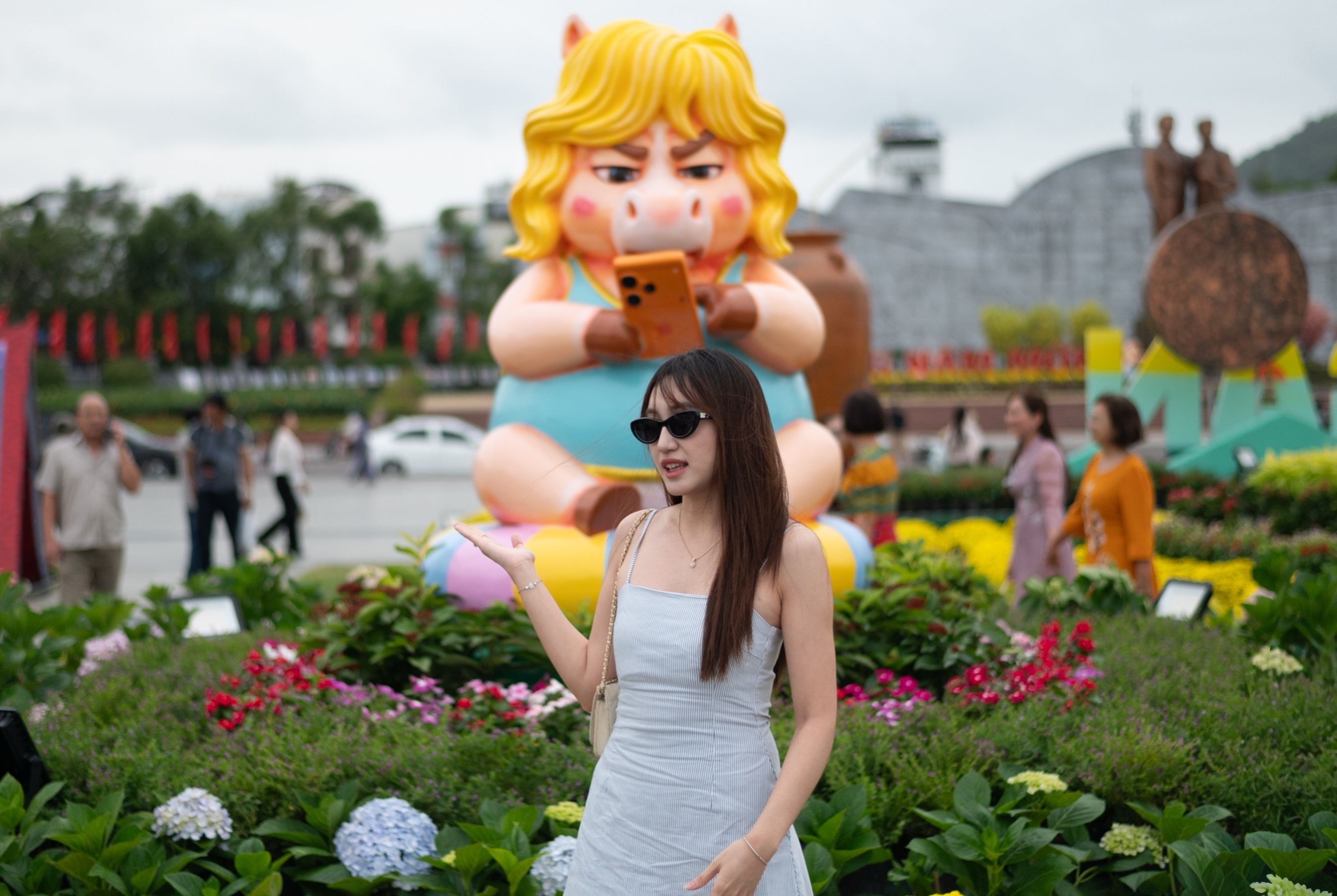 Do xo check-in voi ngua 'mat coc', cam iPhone 17 hot nhat Quy Nhon hinh anh