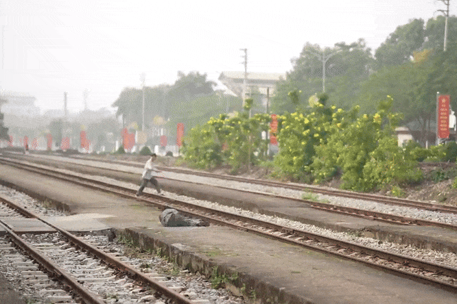 Khoảnh khắc thót tim: Người đàn ông thoát chết trong gang tấc trước mũi tàu hỏa