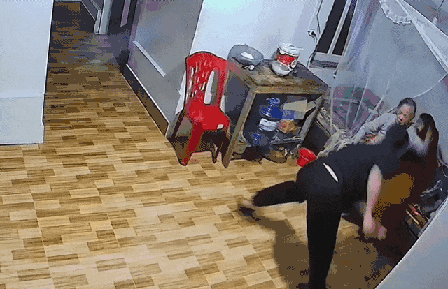 Xon xao clip con trai danh me gay tay toi mung 3 Tet hinh anh