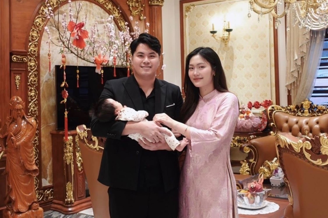 Hoa khoi bong chuyen khoe anh Tet trong biet thu nha chong thieu gia hinh anh