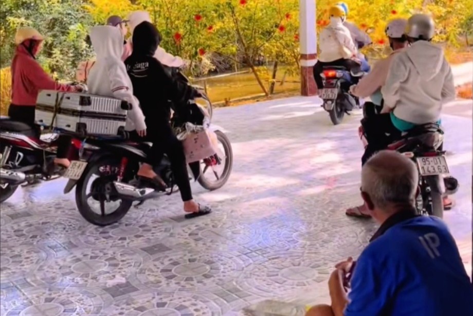 Canh ong noi nhin con chau roi nha sau ngay nghi Tet gay xuc dong hinh anh