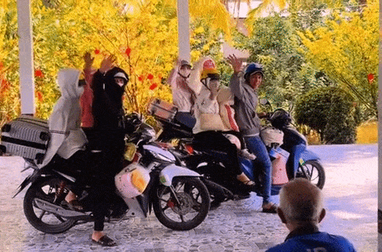 Hết Tết, cảnh ông nội nhìn con cháu rời nhà gây xúc động