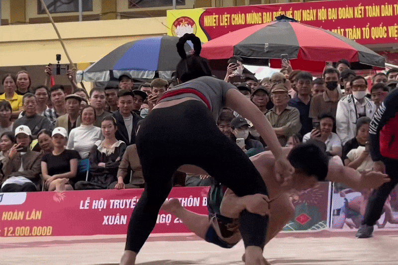 'Quỷ lùn' Đào Hồng Sơn thua đô vật hot girl ở hội làng