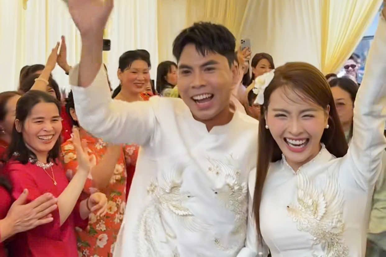 MC Mu Tat va cau thu Duc Huy rang ro trong le an hoi hinh anh