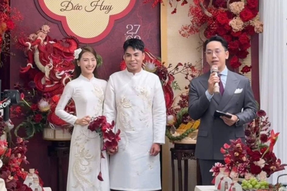 Duc Huy va MC Mu Tat tinh tu trong dam hoi hinh anh